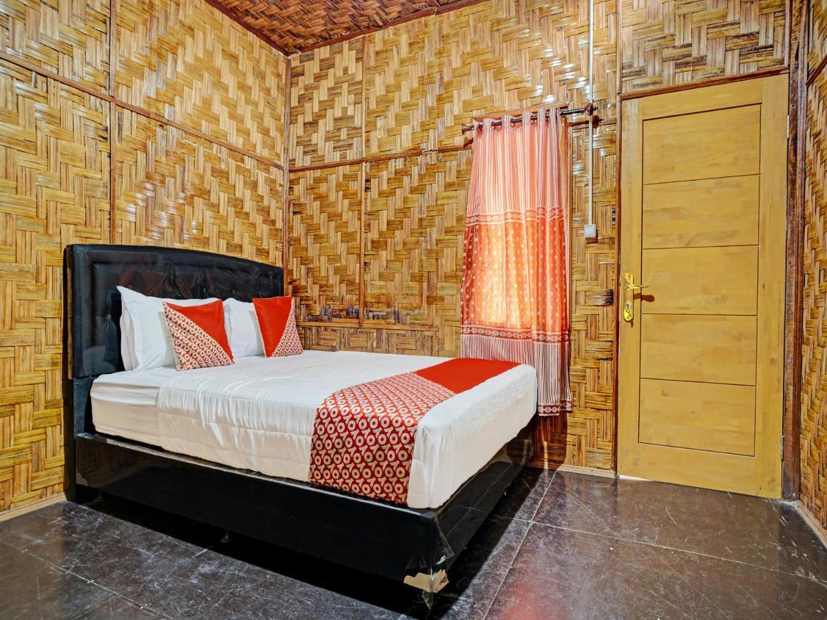 Oyo 90209 Dk Singarimbun Berastagi Homestay Exterior foto