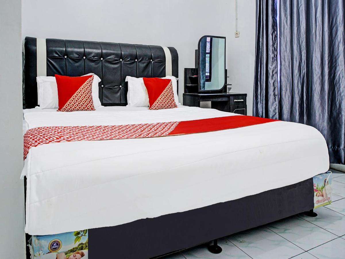 Oyo 90209 Dk Singarimbun Berastagi Homestay Exterior foto